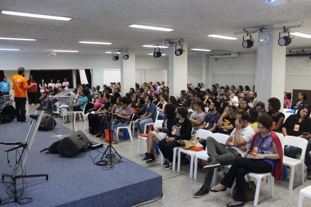 Público acompanha a palestra 'Bússola', ministrada pelo pastor José Bernardo.